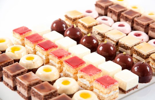 Pasteles-tradicionales-modernos-o-en-formato-mini-para-cualquier-tipo-de-evento870x563